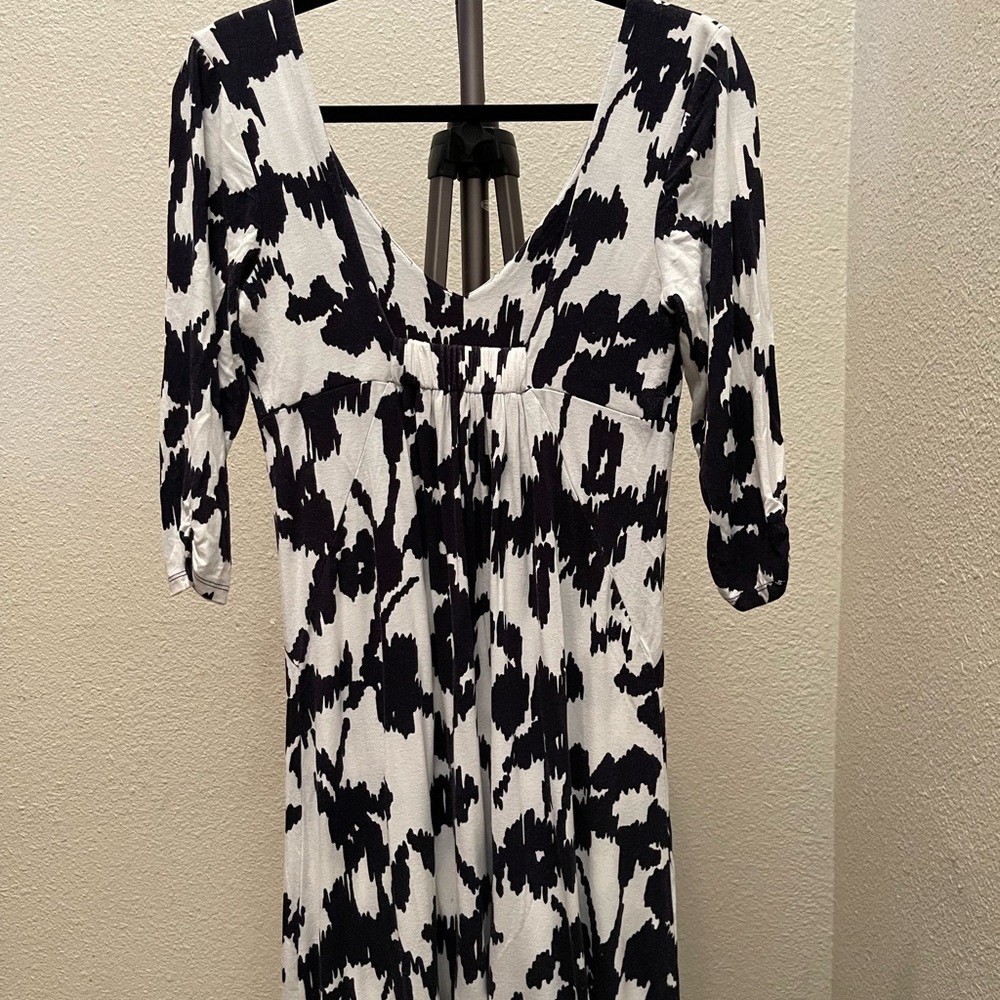 Women’s jersey knit dress black & white print.